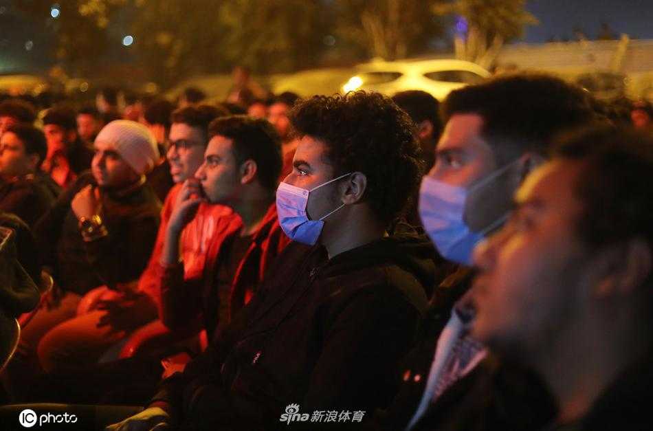 莱万多夫斯基在万众瞩目下高高跃起头球攻门，他身后的开罗国民后卫即便奋力拉扯也无力阻挡，那一刻，波兰神锋像一座无法翻越的高山矗立在非洲冠军面前。