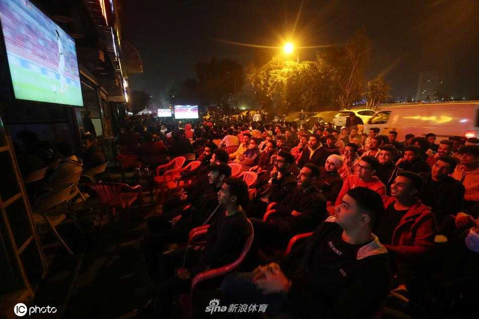 赛后的混合采访区，开罗国民的主教练莫西马内没有太多沮丧，他拍着弟子的肩膀，眼神坚定，似乎在说：抬起头，我们让欧洲冠军记住了我们的名字。