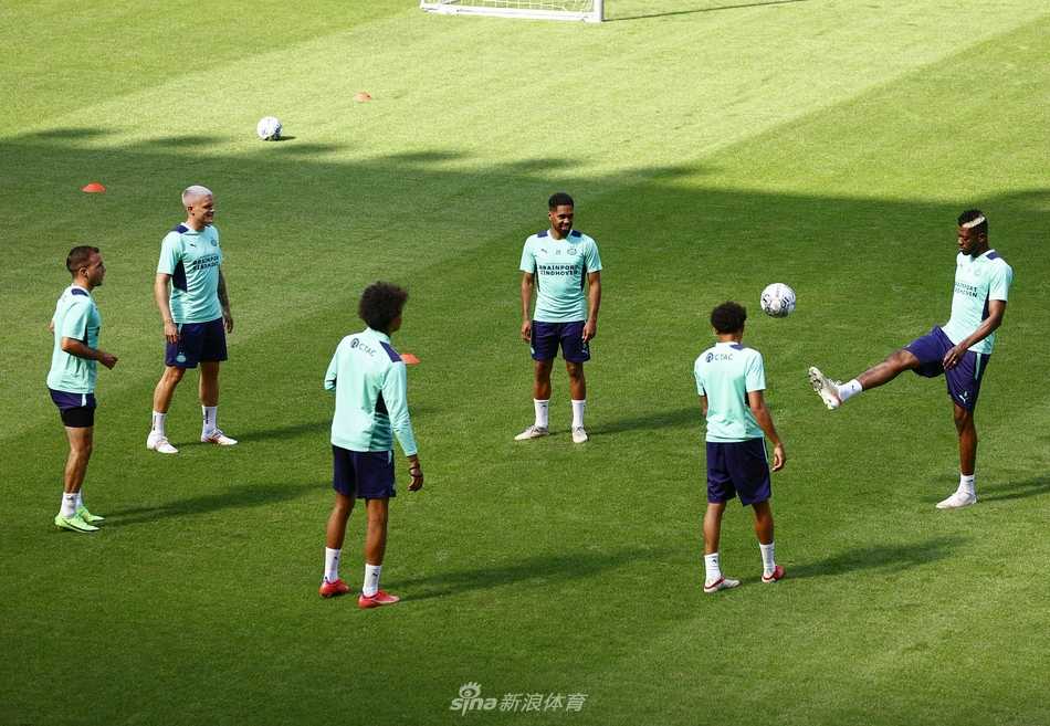 夕阳下，埃因霍温球员结束训练后放松交流，大战前的紧张与期待溢于言表