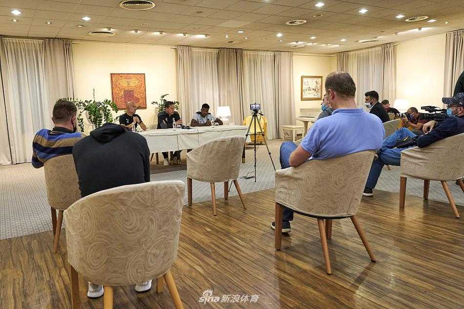 发布会上，队长或核心球员阅读笔记本上的战术要点，眉头微蹙，背景虚化的队徽仿佛在无声地诉说着这支百年豪门的荣誉与责任。