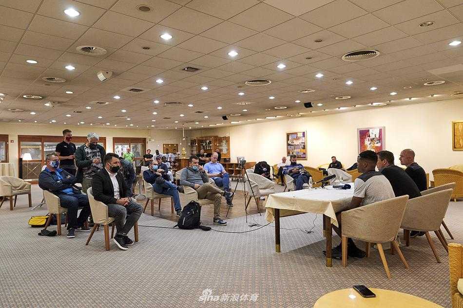 发布会结束后，施密特与翻译及工作人员起身离场，脸上带着从容的微笑，那是一种对球队备战情况了然于胸的笃定，身后的座椅仿佛还在回响着刚才的问答。
