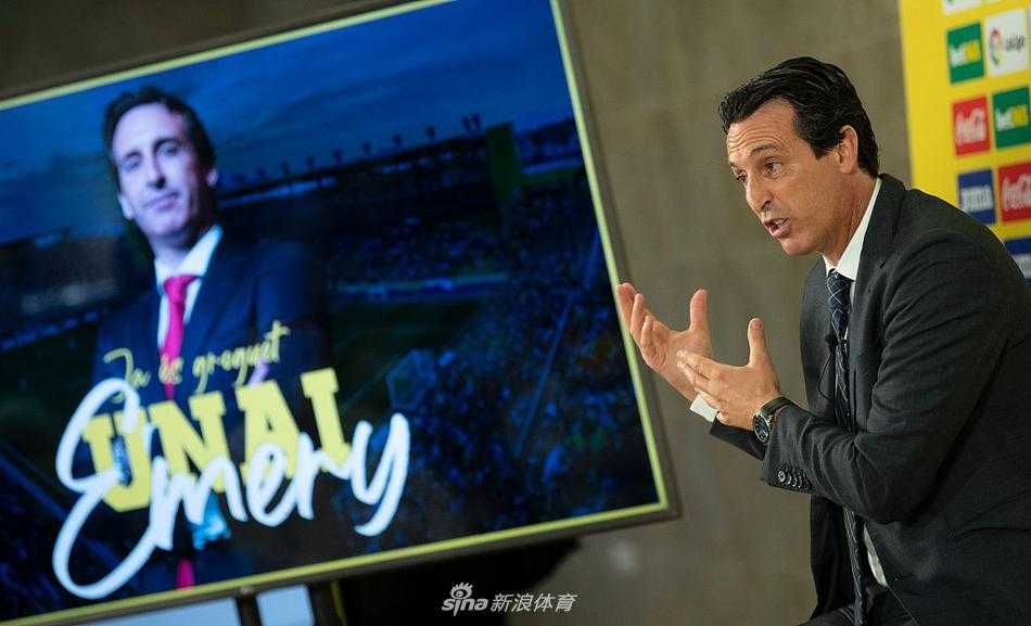 在发布会的演讲台上，埃梅里单手轻抚队徽，身旁摆放着比利亚雷亚尔的黄色队旗，象征着这位欧联杯之王与他的新东家正式结盟。