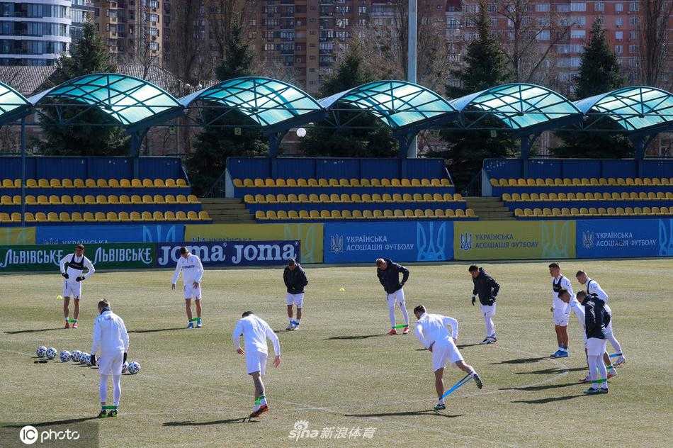 训练场边的标志牌上清晰印着与法国的比赛信息，球员们从旁跑过，这一刻，日常的刻苦训练与即将到来的终极考验在画面中产生了奇妙的时空交错感