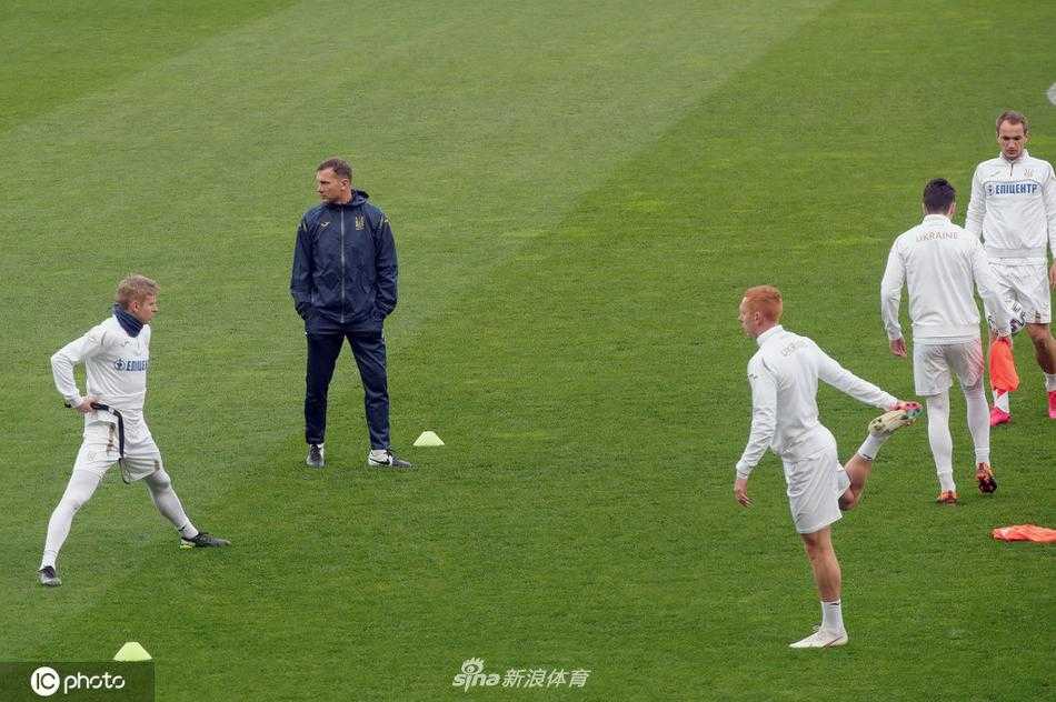 训练结束后，舍甫琴科教练将弟子们召集到一起进行总结，他的每一个手势都凝聚着对比赛的深刻理解和对弟子的殷切期望。
