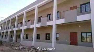 塞内加尔的阳光:马内用足球点亮故乡孩子的未来 马内与家乡的孩子们围坐在一起,脸上洋溢着温暖的笑容,他正耐心地倾听着孩子们用稚嫩的声音描绘对未来的憧憬