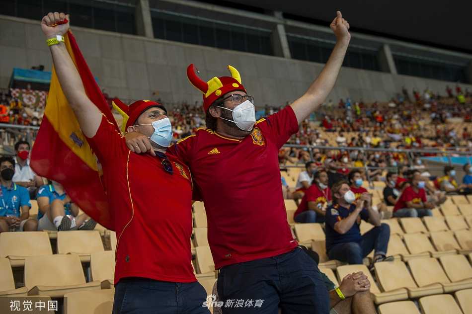 塞维利亚的激情脉搏:欧洲杯西班牙vs瑞典之战中的球迷众生相 灯光下西班牙球迷收拾围巾准备离场,虽显落寞但仍向场内鼓掌致意