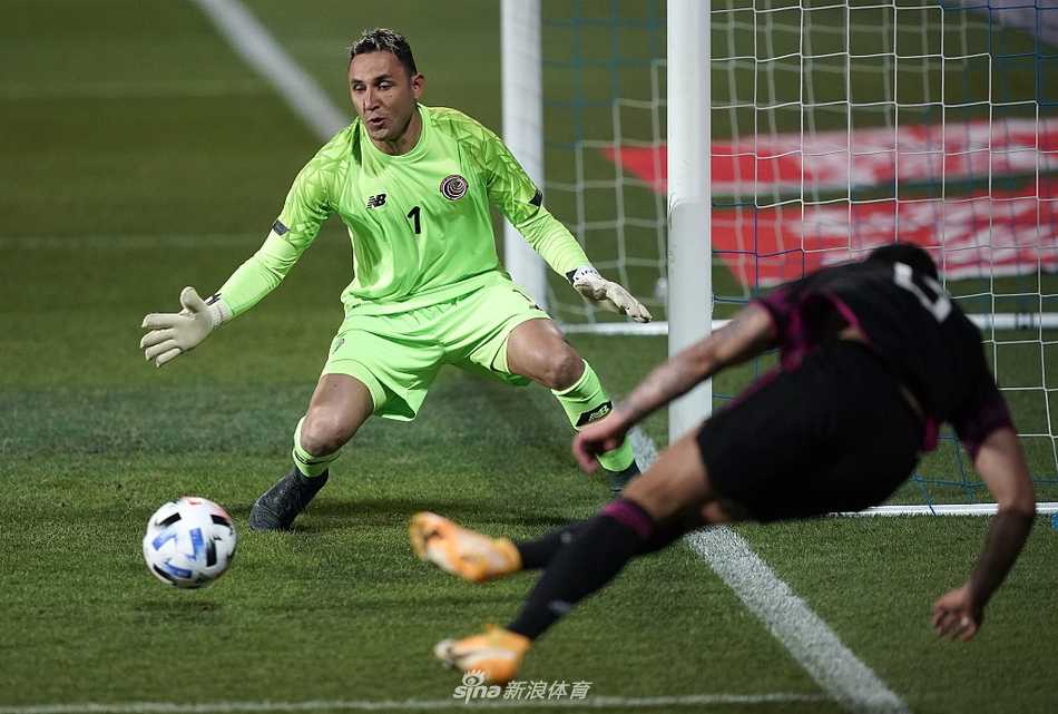 哥斯达黎加核心乔尔·坎贝尔在中场护球转身，他用健硕的身体倚住墨西哥防守球员，眼神中透露出不甘与坚韧，这位前阿森纳射手依然是哥斯达黎加反击中最犀利的武器