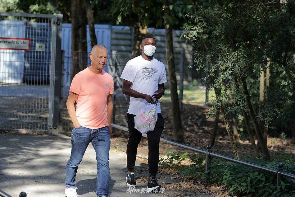几名后卫球员在狭窄的空间内进行着高强度的逼抢练习，队长赫克托正用身体卡住身位，展现出作为防线领袖的沉稳与老练。