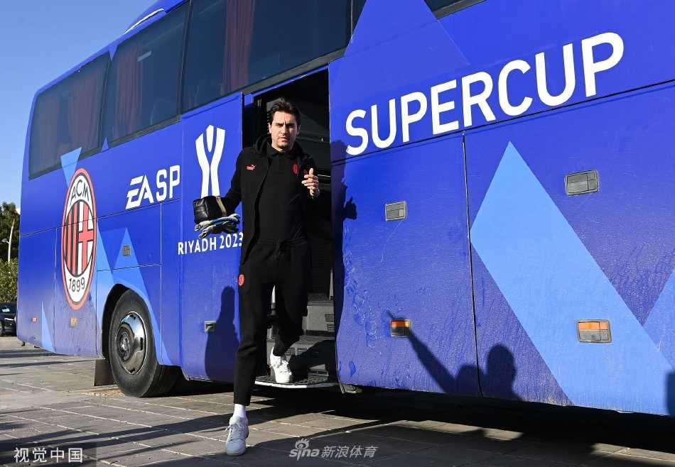 AC米兰球员在利雅得训练后进行放松调整，三三两两围成一圈，气氛略显凝重。