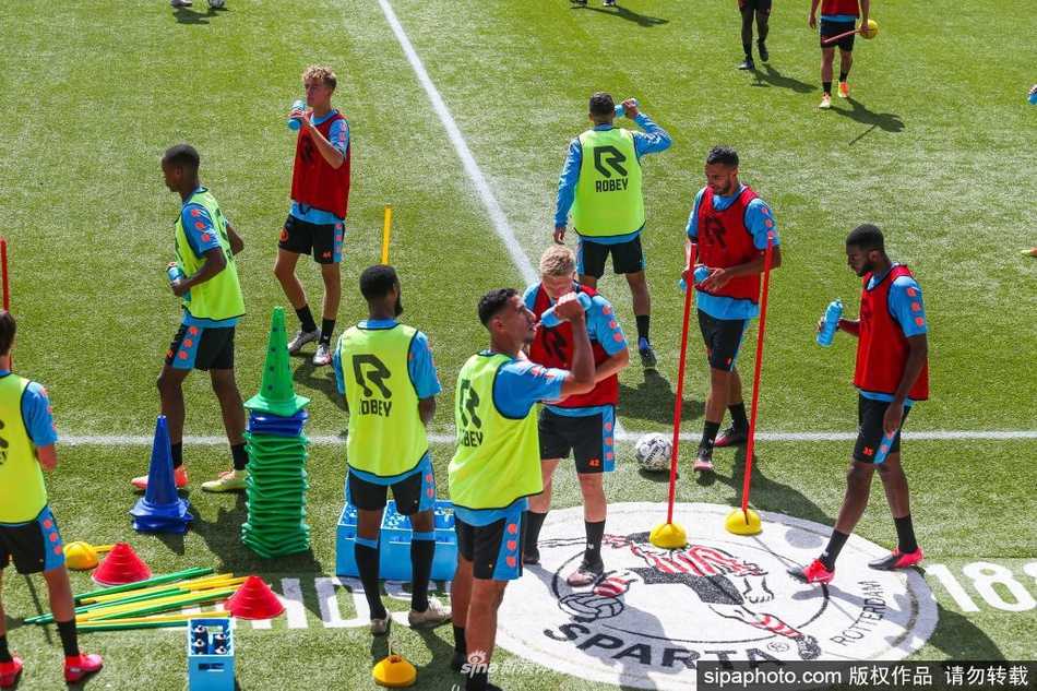 在夕阳余晖下，一名鹿特丹球员正在进行高强度的冲刺跑，他紧蹙的眉头和紧绷的肌肉线条，是力量与美感在绿茵场上的完美定格。
