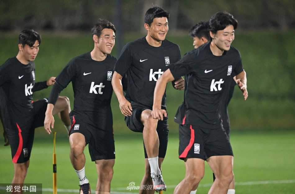 韩国队球员在绿茵场上进行高强度折返跑训练，汗水在阳光下闪烁，展现出全神贯注的备战状态。