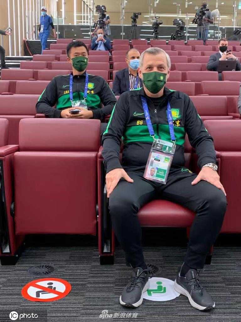 抽签仪式现场全景，巨大的亚冠背景板下，四位主帅的身影显得格外醒目，他们身后是象征亚洲俱乐部最高荣誉的奖杯模型，一场为了触摸真实奖杯的生死战即将拉开帷幕。