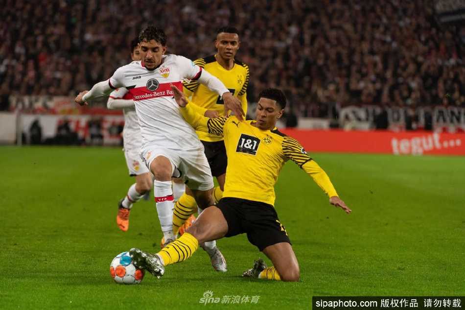 贝林厄姆在多特蒙德主场带球突破，身后是著名的南看台黄色帷幕。