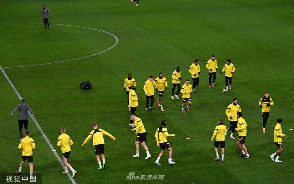 训练结束后，球员走向场边，夕阳下的身影拉长，大战前的宁静时刻充满张力。