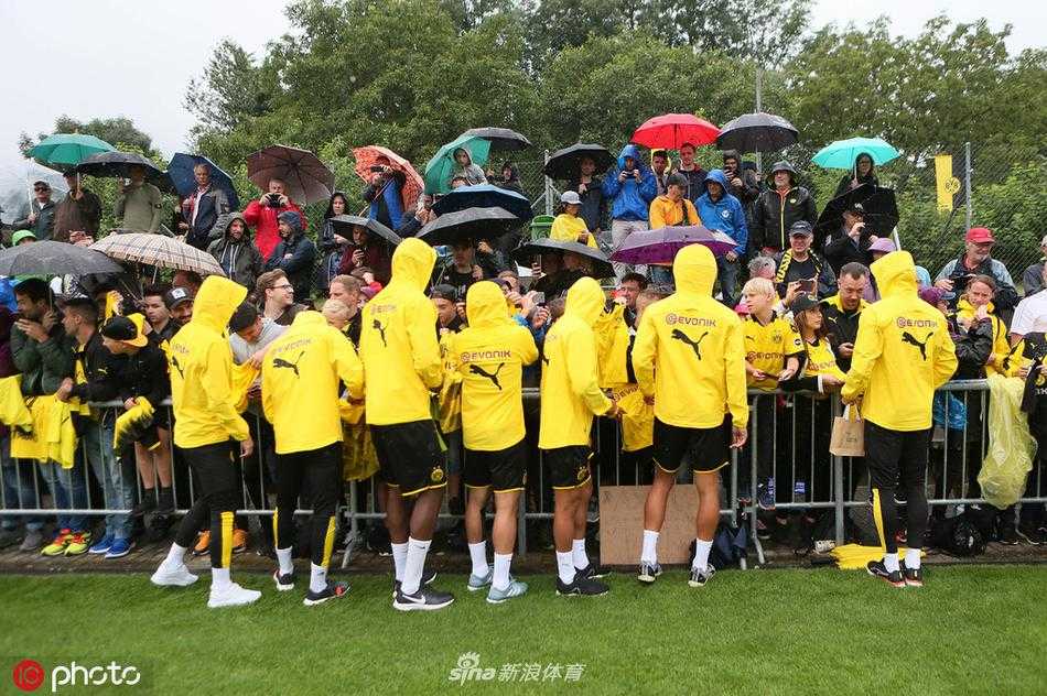 训练结束后，球员们手拉手一起向冒雨支持他们的球迷鞠躬致谢，这一幕展现了球队与第十二人之间牢不可破的深厚情谊，令人动容。
