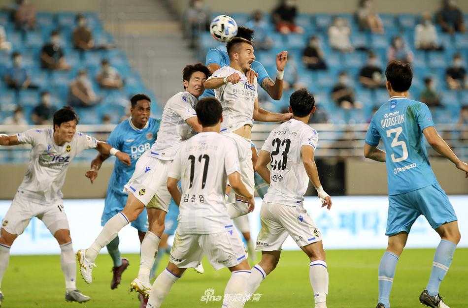 大邱FC主场迎战仁川联，开场前球员们神情专注，大战一触即发