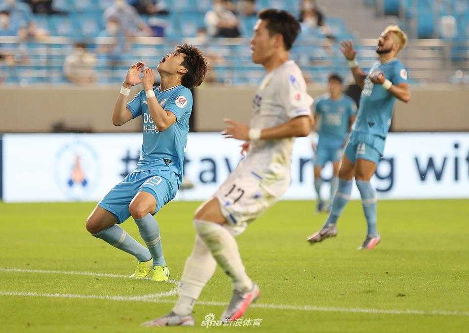 仁川联球员打入制胜球后激情庆祝，与队友拥抱瞬间点燃替补席
