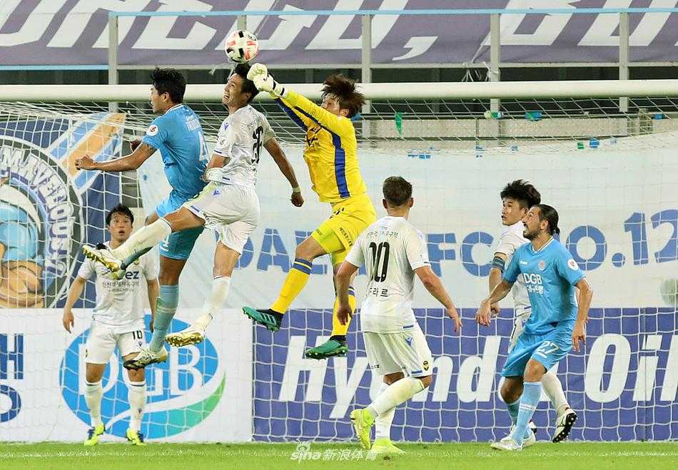 仁川联队球员在客场奋力防守，飞身拦截大邱FC的传球线路