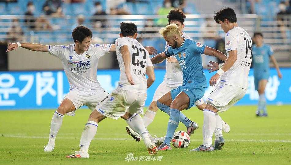大邱FC球员在禁区前沿尝试一脚远射，仁川联球员飞身封堵瞬间
