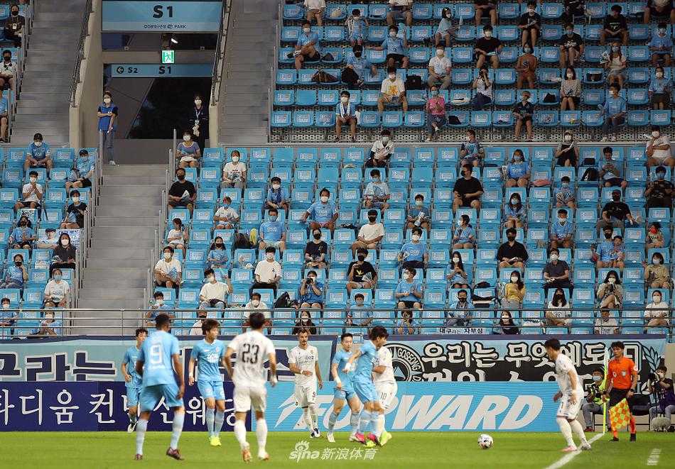 大邱FC球迷在看台上神情落寞，无奈接受球队主场失利的结果