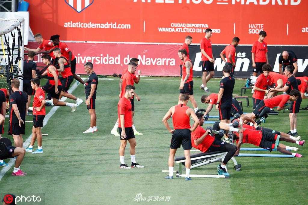 大都会的夏日乐章:马德里竞技新纪元从备战启航 在晨曦的沐浴下,马德里竞技的球员们围成一圈,用一声响彻云霄的呐喊,为新赛季的艰苦征程注入了第一股团结的力量。