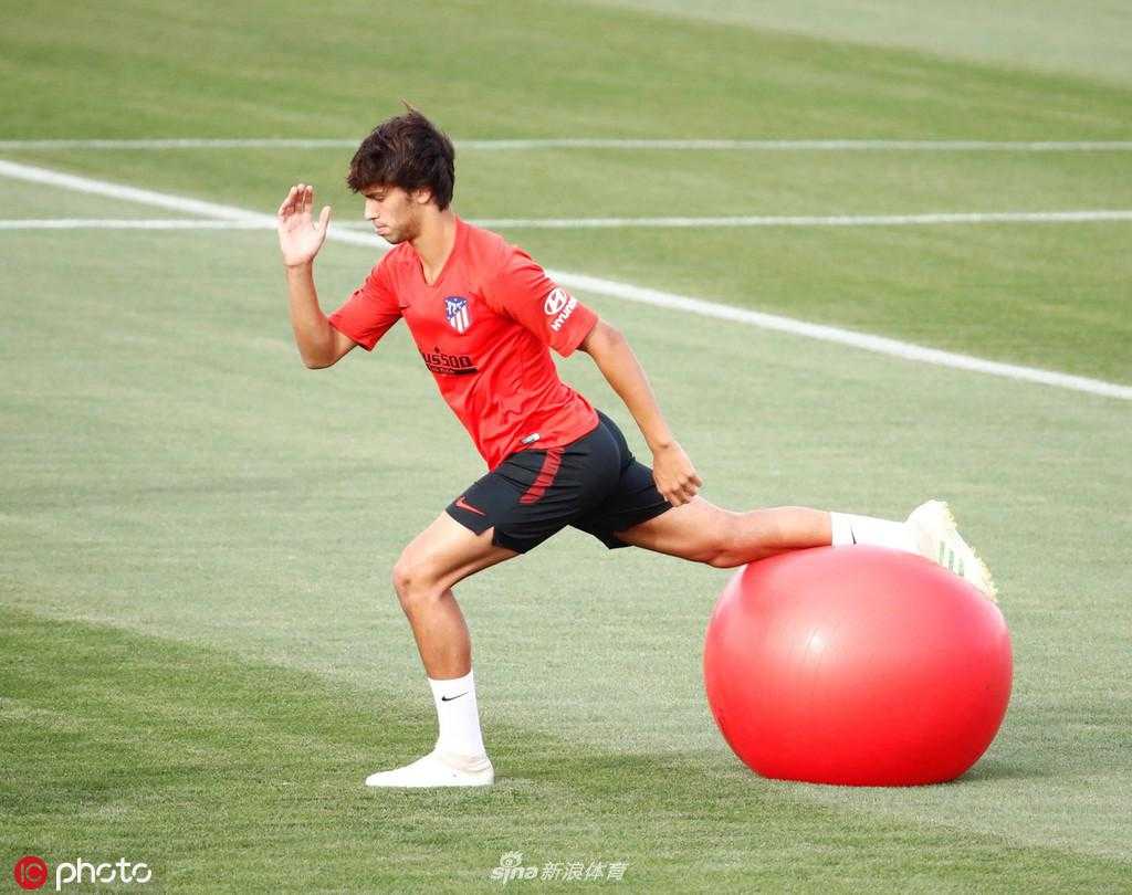大都会的夏日乐章:马德里竞技新纪元从备战启航 球员们围成一圈,进行着激烈的抢圈练习,皮球在草皮上飞速滚动,传递间充满了默契与信任,这是团队凝聚力最生动的写照。