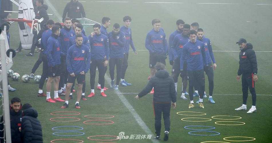 萨乌尔在体能教练的陪同下进行核心力量训练，表情坚毅。他的每一次跳跃和伸展，都像在为下一场肉搏战积蓄能量，准备用不懈的跑动覆盖球场的每一寸草皮。