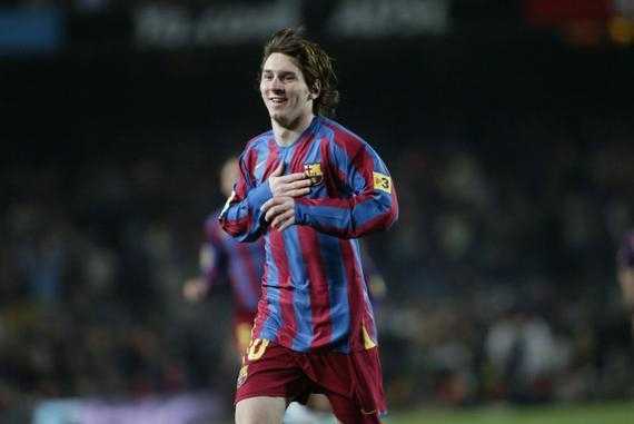 幼年梅西身披纽维尔老男孩战袍，在绿色球场上眼神坚毅，小小的身躯里蕴藏着颠覆防线的巨大能量