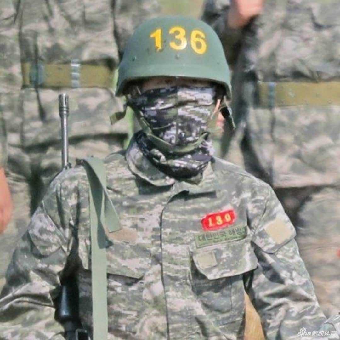 烈日炙烤下，孙兴慜身着迷彩服，紧握钢枪，眼神锐利地望向远方，仿佛在捕捉下一个目标