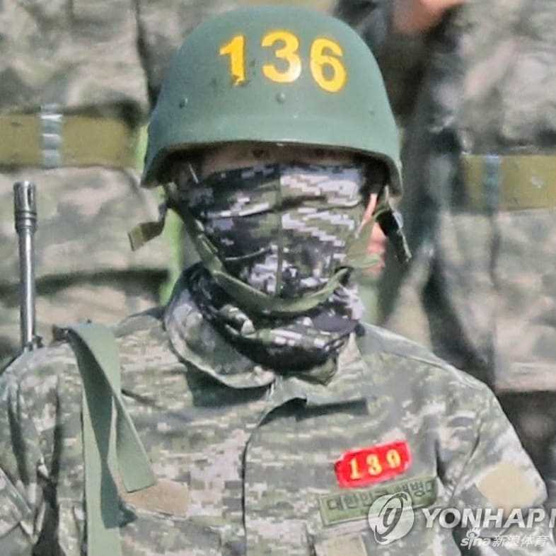 训练间隙，孙兴慜与同袍战友并肩而坐，虽然面露疲惫，但嘴角依然挂着标志性的亲和微笑
