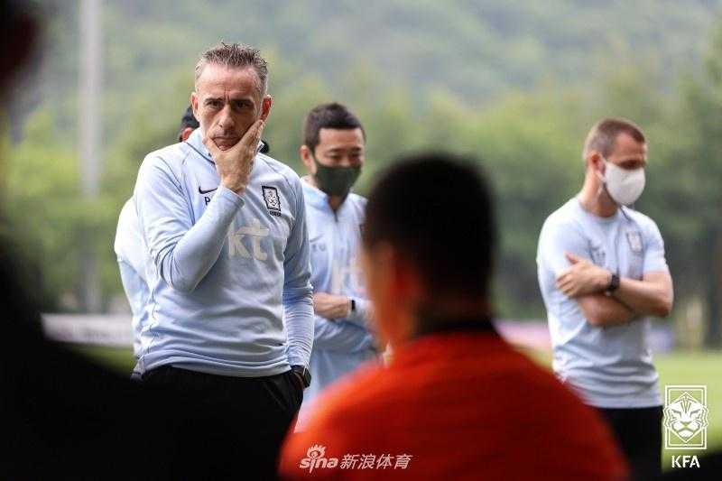 训练场上，金玟哉与金英权两位后防中坚正在搭档进行防守演练，他们配合默契，正面拦截与补位一气呵成，构筑起一道令人放心的钢铁防线。