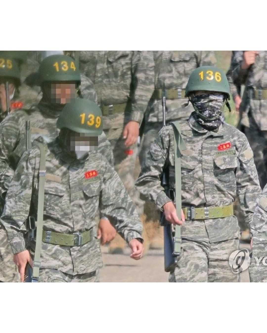 孙兴慜正在进行据枪瞄准训练，眼神穿过准星，展现出与足球场上不同的冷静与专注