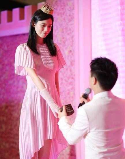 奚梦瑶温柔注视着怀抱中的宝宝，眼神充满母爱与柔情，小宝宝安静熟睡，画面宁静而美好