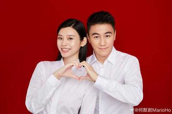 产房内温馨一幕，家人围绕在奚梦瑶床边，众人对着镜头露出喜悦笑容，共同记录新生命到来的珍贵时刻