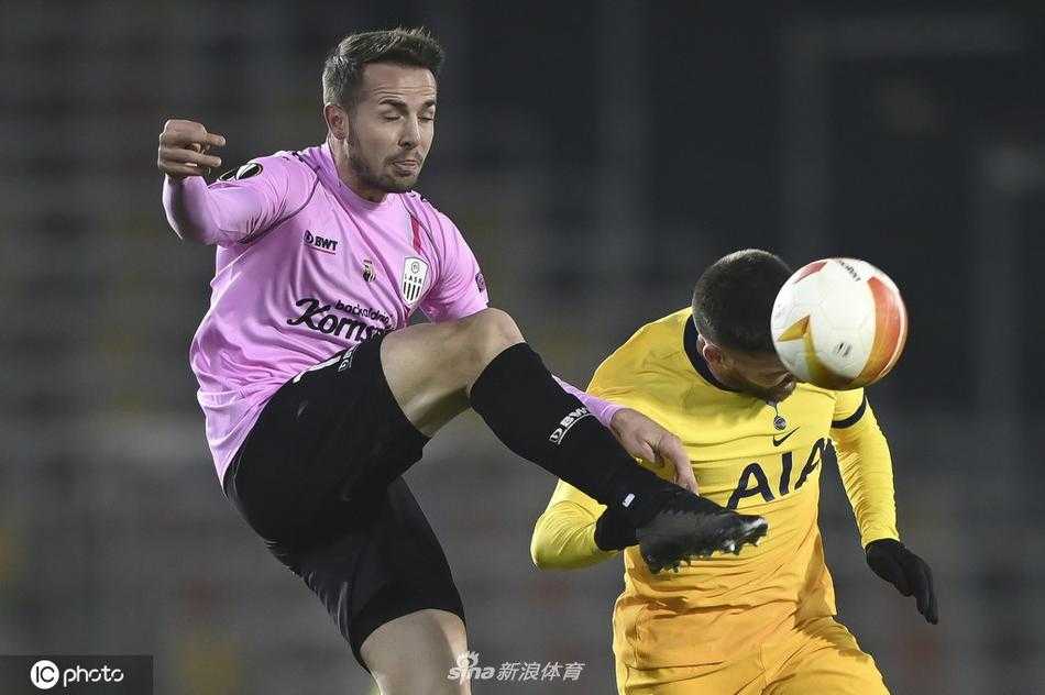 卡拉莫科轰出世界波绝平后，林茨全队陷入沸腾，他被队友们紧紧围住，场边的主队教练组也激动地拥抱在一起。
