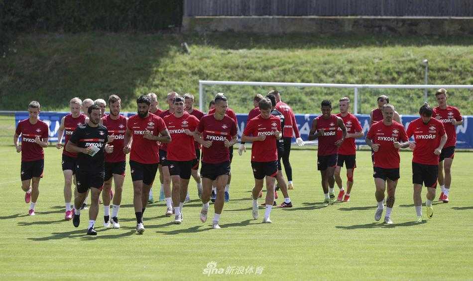 球队合练瞬间：莫斯科斯巴达克的球员们在奥地利维拉赫的训练场上围成一圈进行拉伸放松，金色的夕阳洒在他们身上，一天的艰苦训练在此刻画上句号，团队的凝聚力和向心力在这一刻无声凝聚。