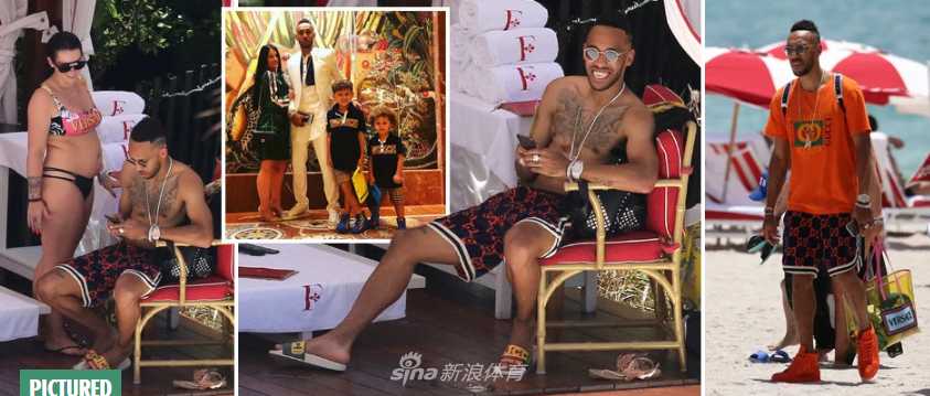 三十而立的奥巴梅扬面带微笑，与家人在迈阿密的阳光下享受难得的悠闲时光，身后的棕榈树映衬着假日的轻松
