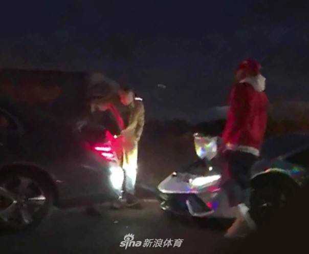 从车辆后方拍摄的照片，可以看到兰博基尼的尾部扩散器已经严重变形，标志性的巨大尾翼下，后保险杠不翼而飞，排气管也无力地垂落下来，完全失去了往日的威风。