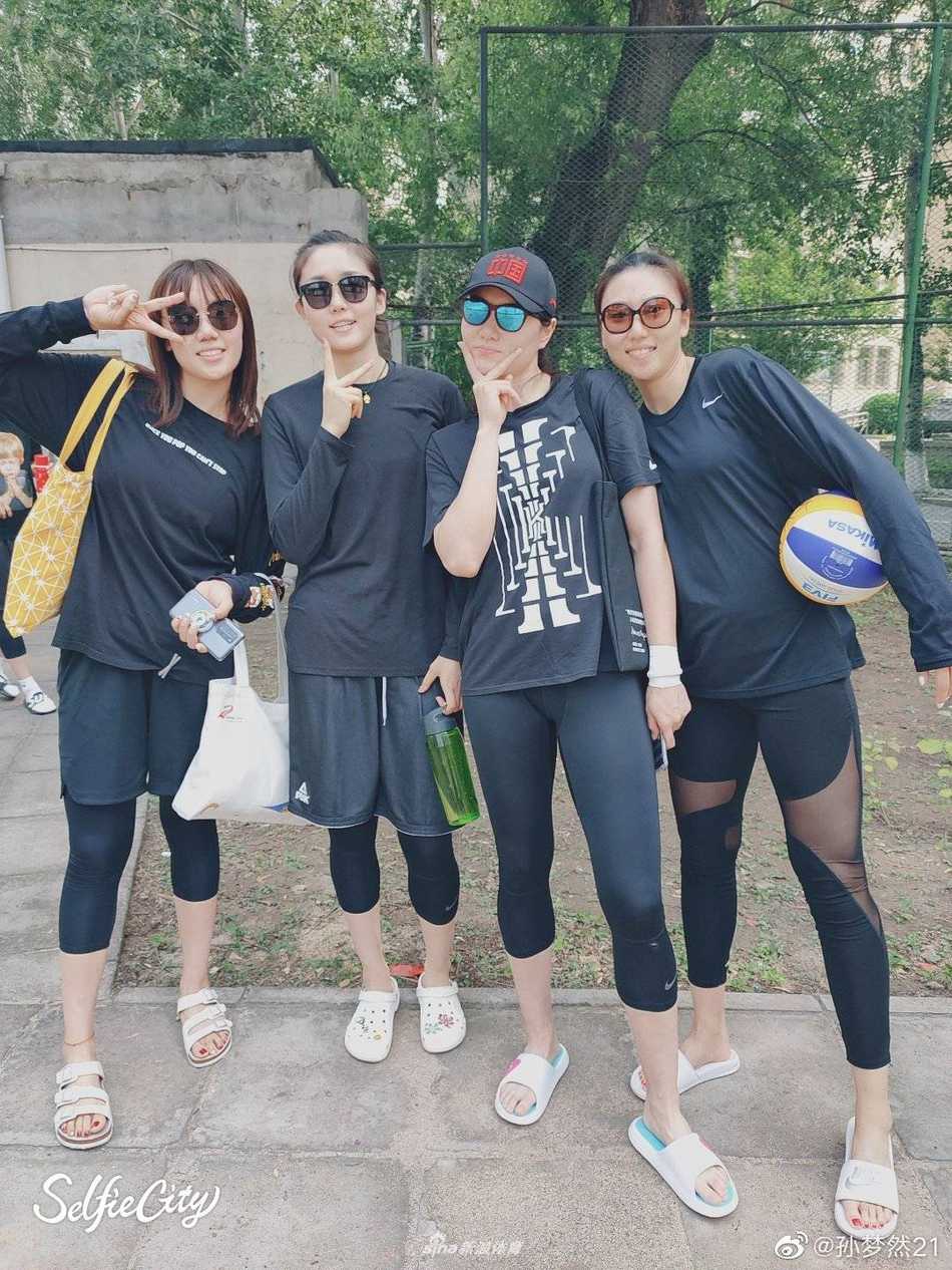 女篮领队孙梦然携队友“沙场”点兵 跨界玩票也要打出名堂 画面中另一位女篮队员在阳光下完成了一次鱼跃救球,身体完全舒展与沙滩平行,双手奋力向前够向即将落地的排球,激起的沙尘在空中飞扬,动感十足。