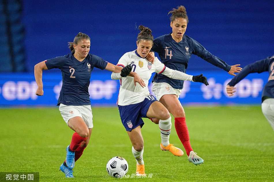 美国队前锋 Alex Morgan 在禁区内接球后，用一脚干脆利落的射门攻破法国队球门，攻入了她个人职业生涯的第109个国家队进球。