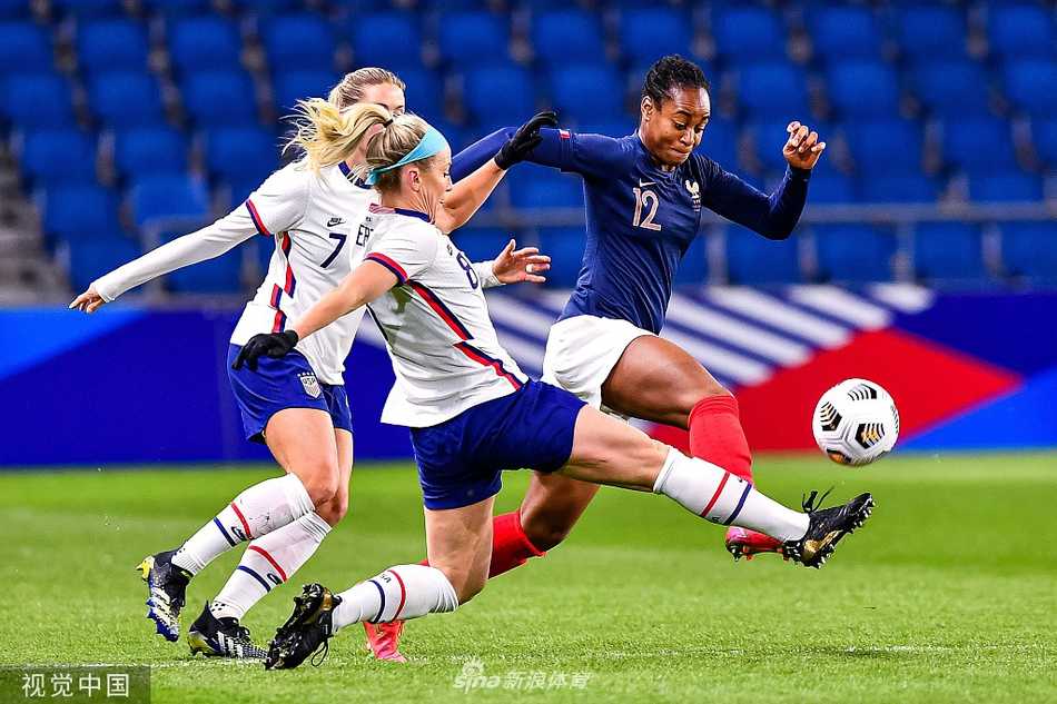 美国队核心 Megan Rapinoe 主罚点球瞬间，她冷静推射死角，为球队首开纪录，这是她个人今年在国家队的第七粒进球。
