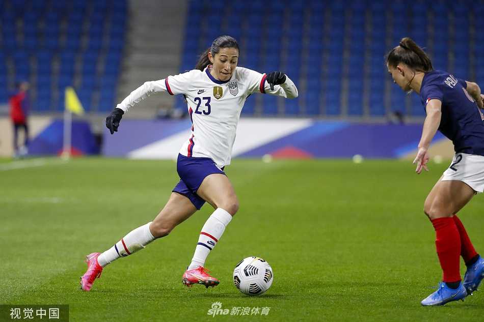 Megan Rapinoe 在成功打入点球后，张开双臂肆意庆祝，脸上洋溢着自信与喜悦的笑容。