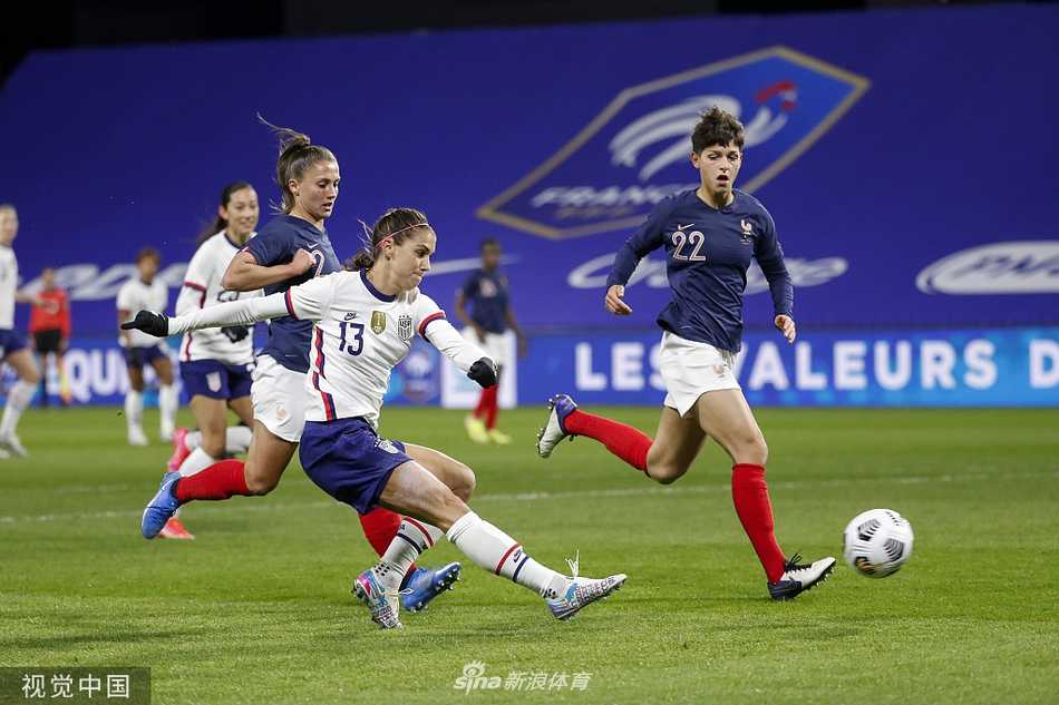 进球功臣 Alex Morgan 与队友 Rose Lavelle 在场上相视一笑，共同庆祝这个帮助球队扩大比分的精彩进球。