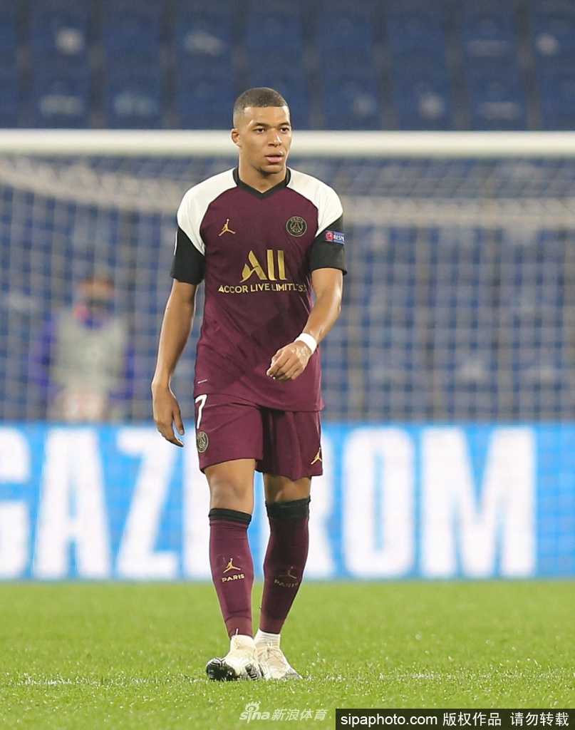 姆巴佩加冕欧冠同期助攻王,回顾其经典比赛高光时刻 姆巴佩身披巴黎战袍高速带球突破,展现出令后卫望尘莫及的惊人爆发力