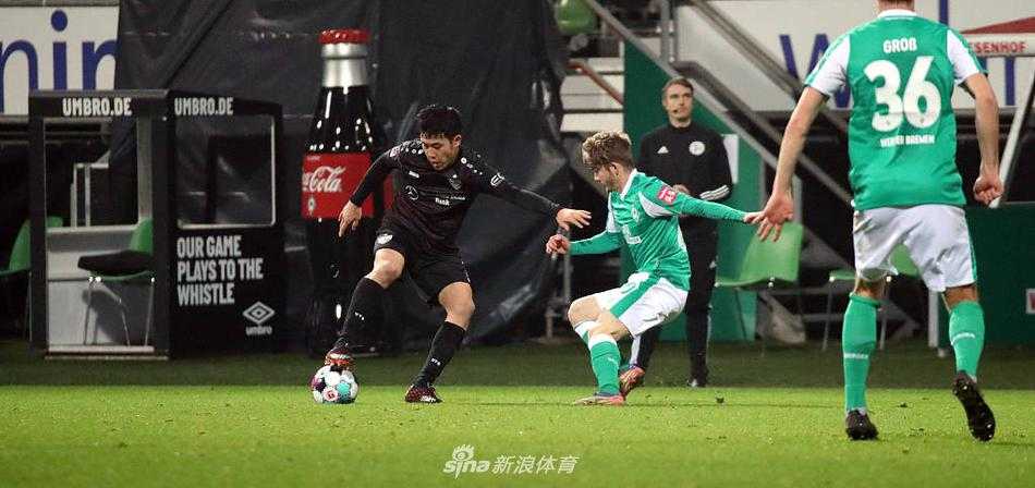 终场哨响后，不莱梅球员塞尔克与斯图加特球员瓦曼吉图卡各自身背黄牌，场上弥漫着紧张未消的火药味