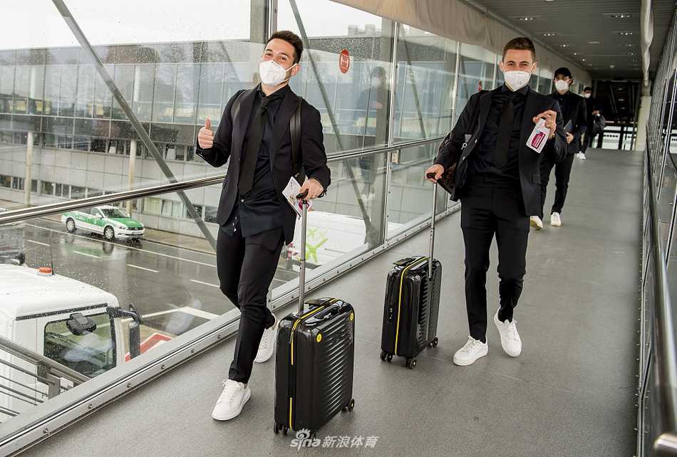 多特蒙德众将身披黄黑战袍，在空旷的伊蒂哈德球场内聚首成圆，仿佛在无声的战场上点燃心中的火焰。