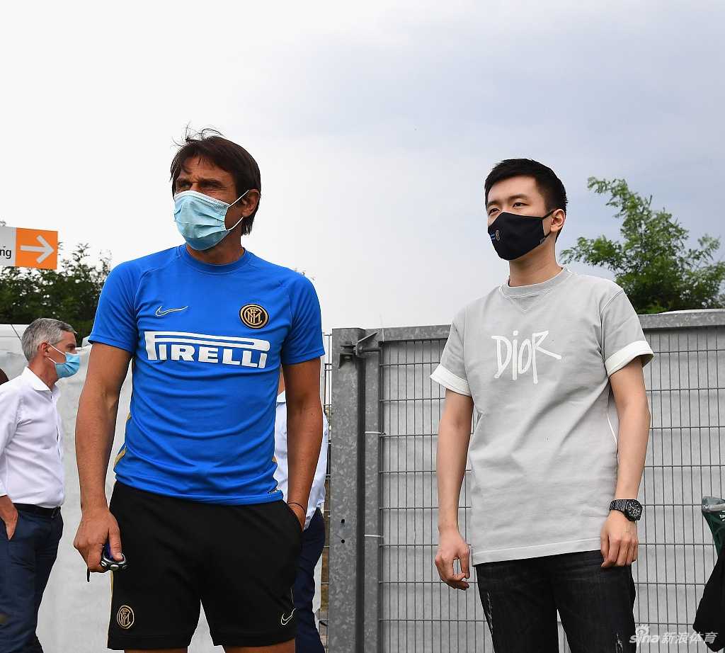 欧联杯决赛夜，德弗赖、戈丁和巴斯托尼组成的后防铁闸神情严峻，他们正在合力封堵对手的传中球，这道蓝黑防线是球队能够走到最后的基石。