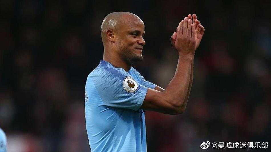 终场哨响后孔帕尼蹲下身整理草皮，阳光在他汗湿的球衣上反射出光芒，这个细小的动作展现了他对这片战场的无限眷恋