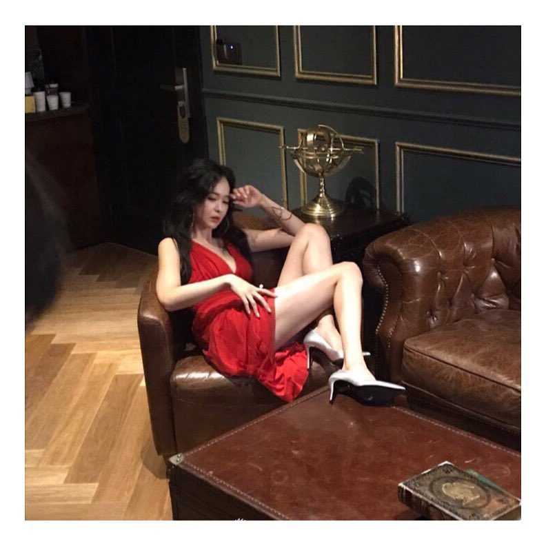 孙兴慜身着休闲装，面带标志性灿烂笑容，散发着阳光大男孩的魅力