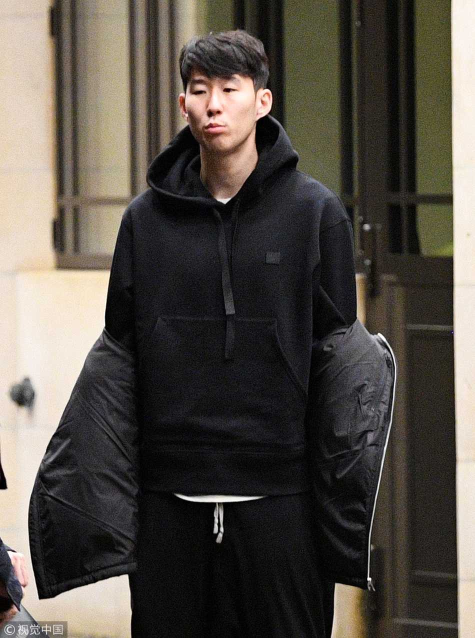 孙兴慜在伦敦街头摆出夸张舞蹈姿势，表情投入，完全沉浸在即兴表演的欢乐中